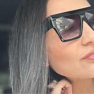 Meet your Posher, Tee